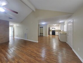 5722 Yorkgate Dr in Spring, TX - Foto de edificio - Building Photo