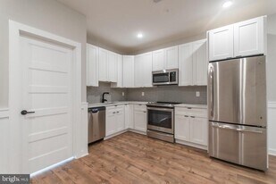 437 N 35th St in Philadelphia, PA - Building Photo