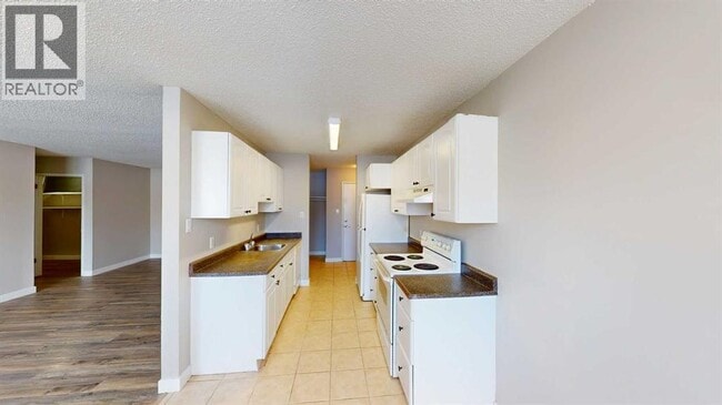 10105-10107 107 Ave in Grande Prairie, AB - Building Photo - Building Photo