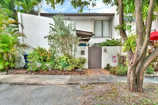 7104 SW 110th Ave in Miami, FL - Building Photo