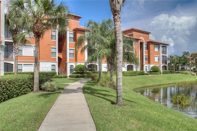 8357 38th St Cir E in Sarasota, FL - Foto de edificio - Building Photo