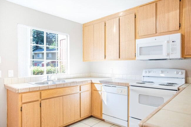Pomona Townhomes in Chico, CA - Building Photo - Building Photo