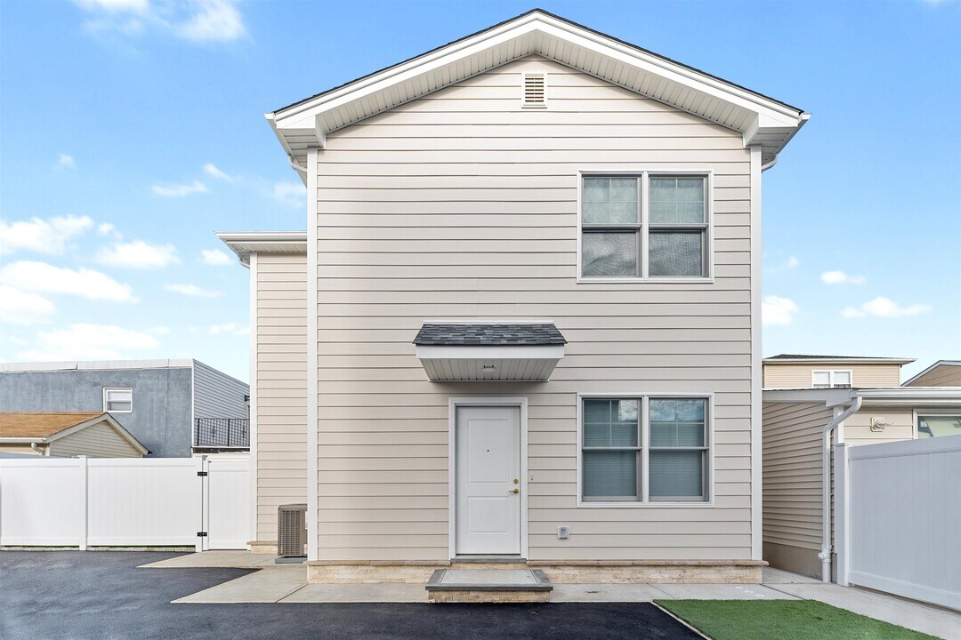 6717 Madison St in Guttenberg, NJ - Building Photo