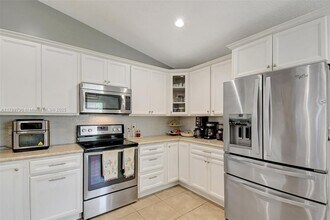 303 E Riverbend Dr in Sunrise, FL - Building Photo - Building Photo