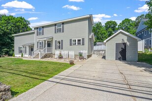 387 Maple Ave in Saratoga Springs, NY - Building Photo