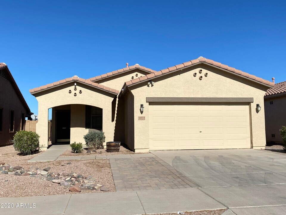 7024 W Alta Vista Rd in Phoenix, AZ - Building Photo