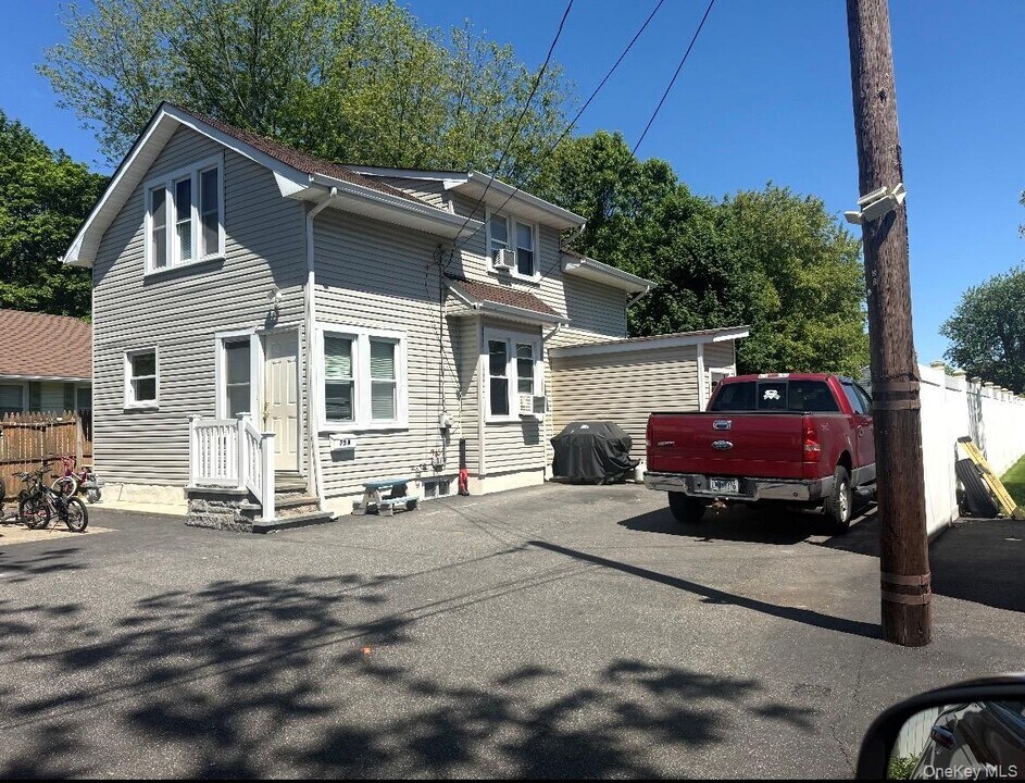 79A Muncy Ave in West Babylon, NY - Building Photo