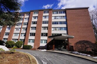22 Chestnut Pl, Unit 403 in Brookline, MA - Building Photo - Building Photo