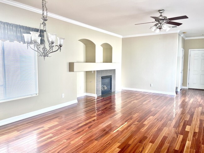 8964 Tom Noon Ave in Las Vegas, NV - Building Photo - Building Photo
