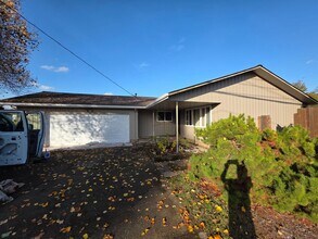 5101 Royal Ave in Eugene, OR - Foto de edificio - Building Photo