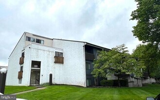 800 Stratford Dr, Unit 22 in State College, PA - Building Photo