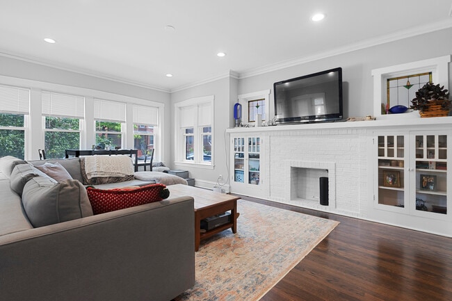 2221 W Addison St, Unit 1