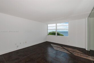 150 SE 25th Rd in Miami, FL - Foto de edificio - Building Photo