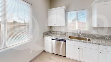 430 E Wilcox Dr in Tucson, AZ - Building Photo - Building Photo