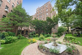 8 Barstow Rd in Great Neck, NY - Building Photo - Building Photo