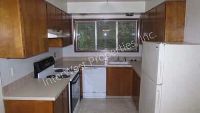 7025-7025 SW Canyon Rd in Portland, OR - Building Photo - Building Photo