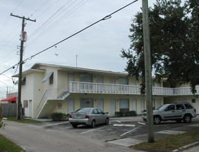 Hanover House Apartments in Hollywood, FL - Building Photo - Building Photo