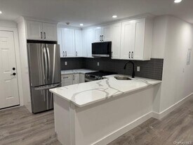 19 Bellport Ln in Bellport, NY - Building Photo