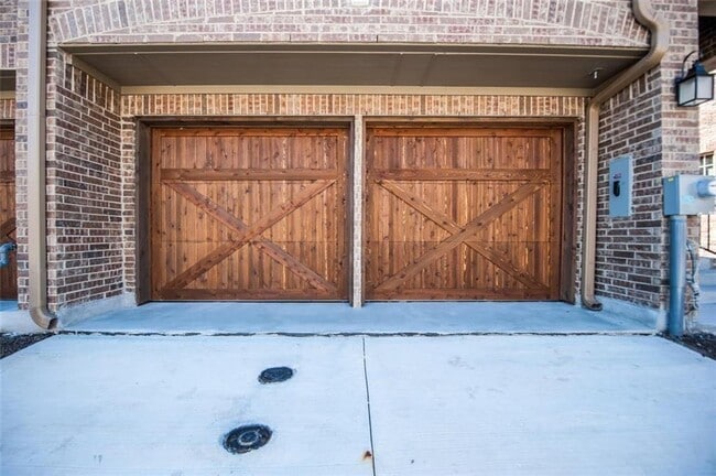 555 Waterloo Dr in Lewisville, TX - Foto de edificio - Building Photo