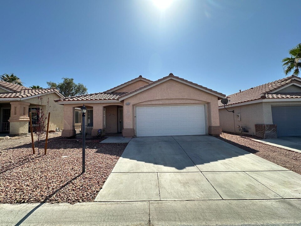 5520 Oakwood Ridge St in Las Vegas, NV - Foto de edificio
