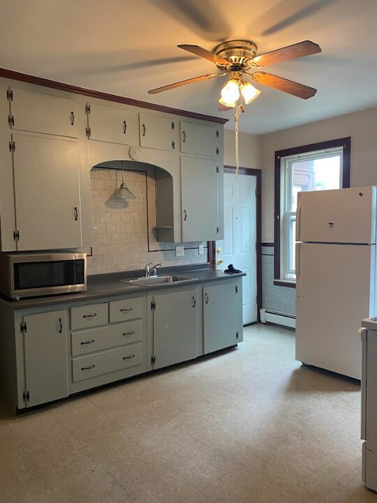 31 Capital St-Unit -2nd floor in Pawtucket, RI - Building Photo