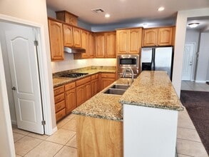 5104 Villa Bella Ln in Bakersfield, CA - Building Photo - Building Photo