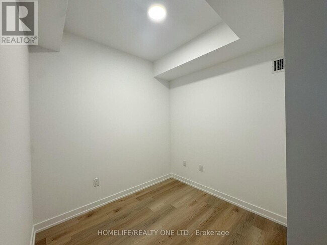 395 Square One Dr in Mississauga, ON - Building Photo - Building Photo