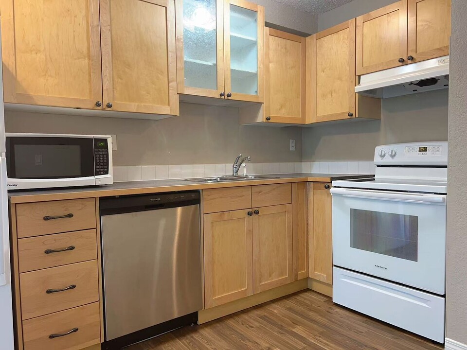 2130-217 17 St SW in Calgary, AB - Building Photo