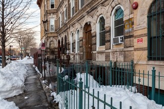 63 Stuyvesant Ave in Brooklyn, NY - Foto de edificio - Building Photo