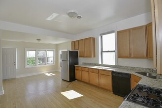 2230 W Iowa St, Unit M09H in Chicago, IL - Building Photo - Building Photo