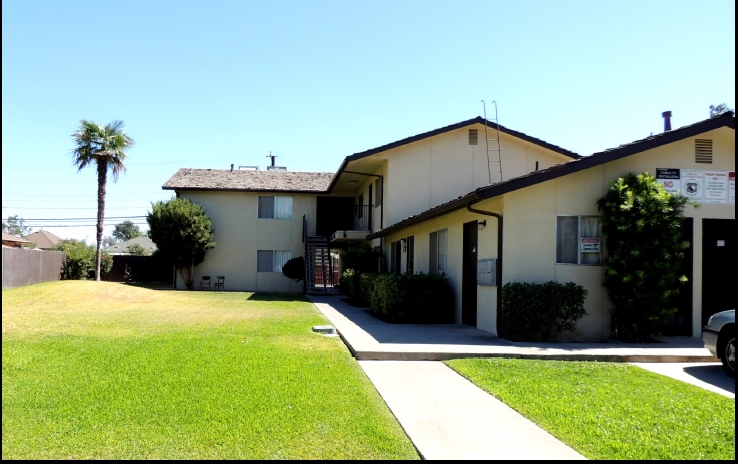 407 E 11th St in Hanford, CA - Building Photo