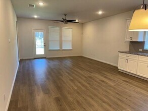 5534 Capilano Ct in Garland, TX - Foto de edificio - Building Photo