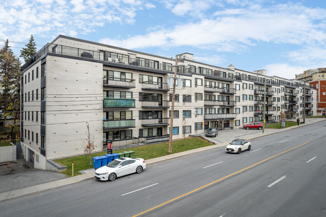 Hampstead House in Montréal, QC - Building Photo