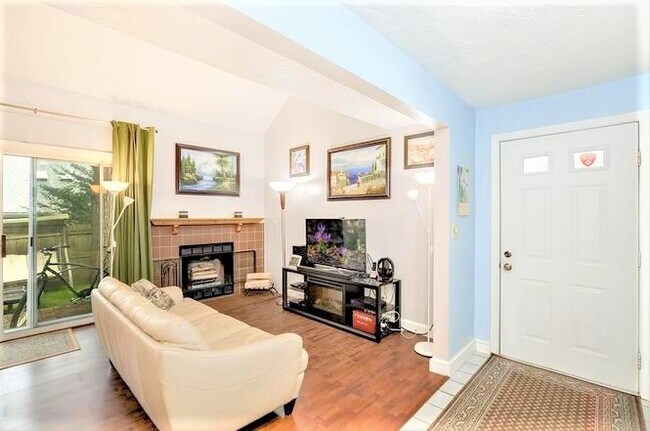 197 Lake St, Unit 15 in Weymouth, MA - Foto de edificio - Building Photo