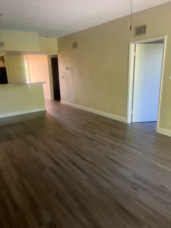 8284 NW 24th St, Unit 8284 in Coral Springs, FL - Foto de edificio - Building Photo