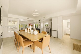 725 W 51st St in Miami Beach, FL - Building Photo - Building Photo