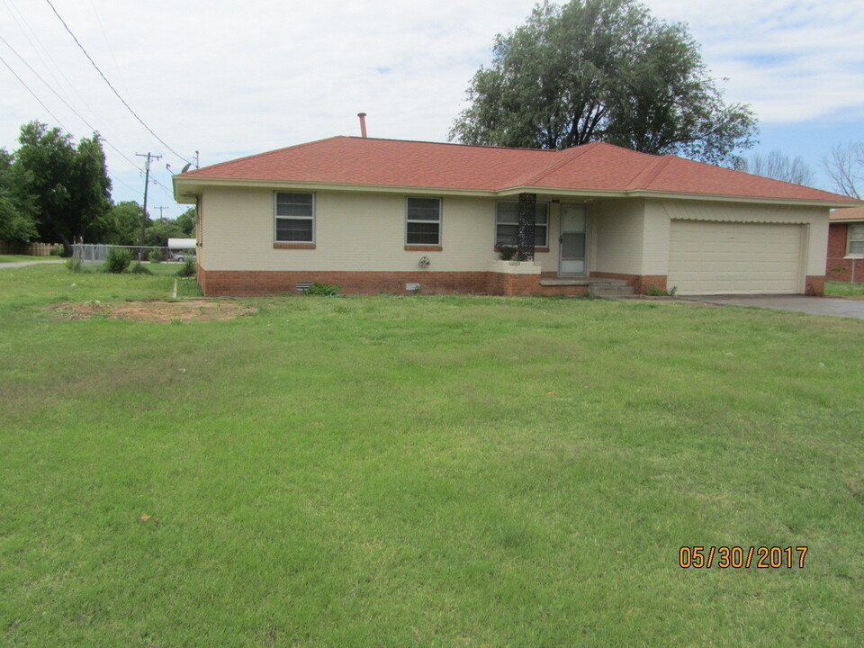 1701 N Midwest Blvd in Oklahoma City, OK - Foto de edificio