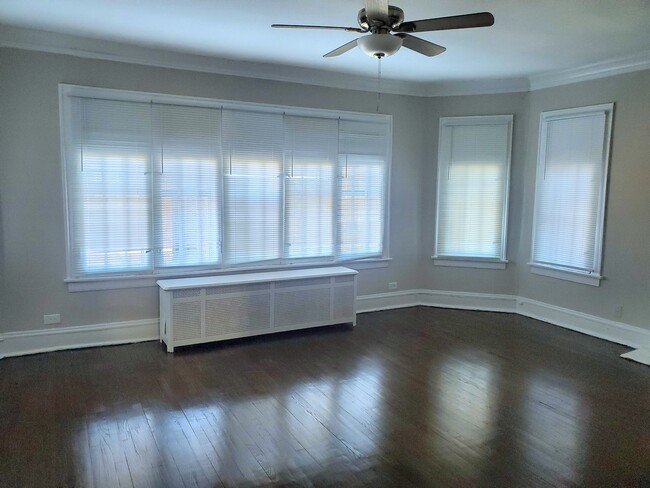 8028 S Phillips Ave, Unit 3F in Chicago, IL - Building Photo - Building Photo