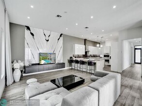 5742 Brookfield Cir in Fort Lauderdale, FL - Foto de edificio - Building Photo