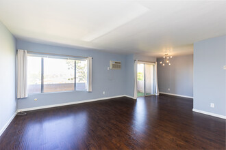 102 S Oxford Ave in Los Angeles, CA - Building Photo - Interior Photo