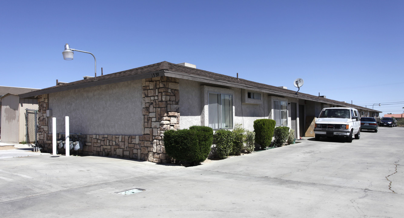 15398 Bear Valley Rd in Victorville, CA - Building Photo