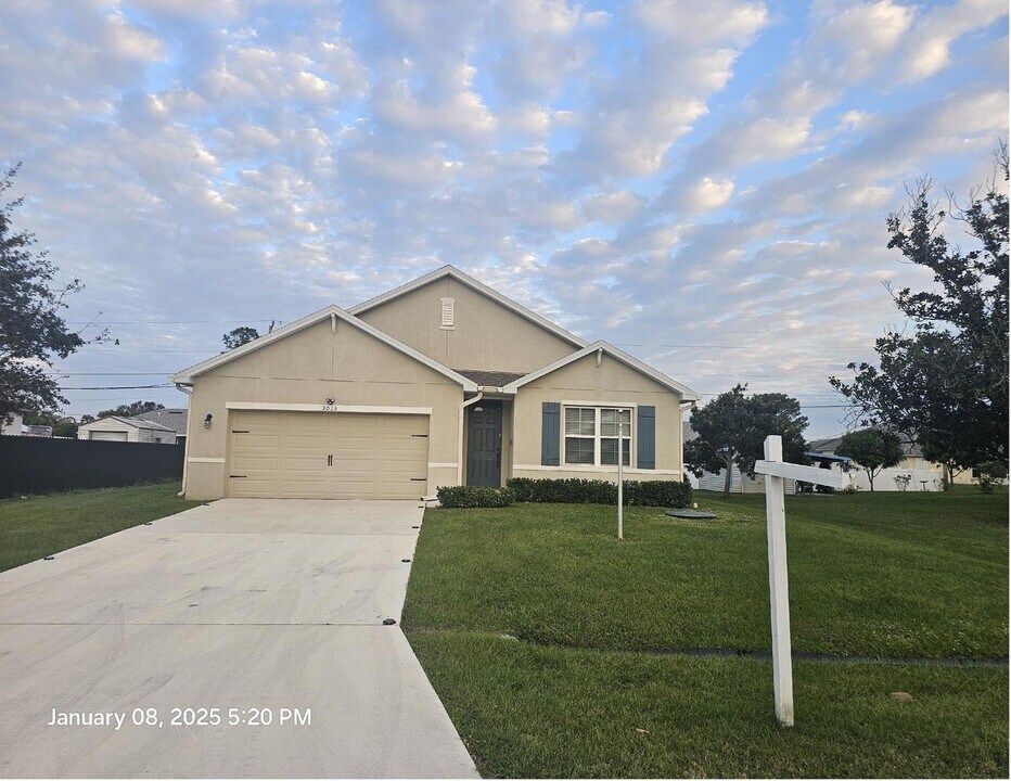 3013 SW Segovia St in Port St. Lucie, FL - Building Photo