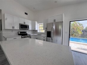 8430 SW 32nd St in Miami, FL - Building Photo - Building Photo