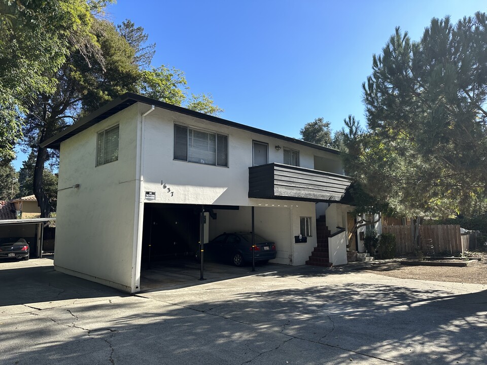 1637 Woodland Ave in East Palo Alto, CA - Building Photo