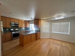 18730 Hatteras St in Tarzana, CA - Building Photo - Building Photo