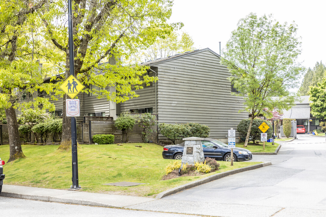 1950 Cedar Village Cres in North Vancouver, BC - Building Photo