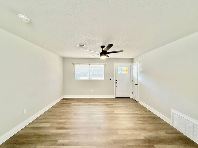 6509 Julia Dr in Milton, FL - Foto de edificio - Building Photo