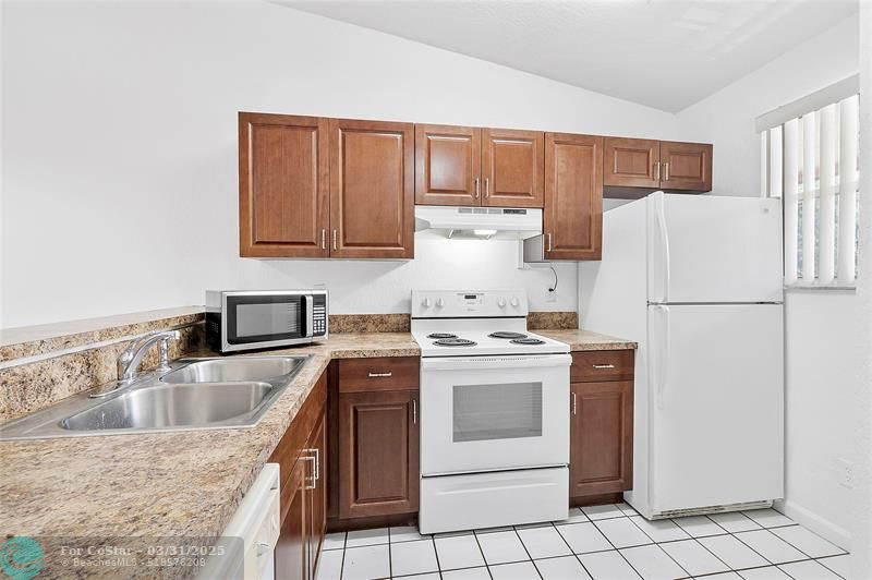 3562 NW 91st Ln in Sunrise, FL - Building Photo