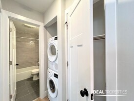452 W Oakdale Ave in Chicago, IL - Building Photo