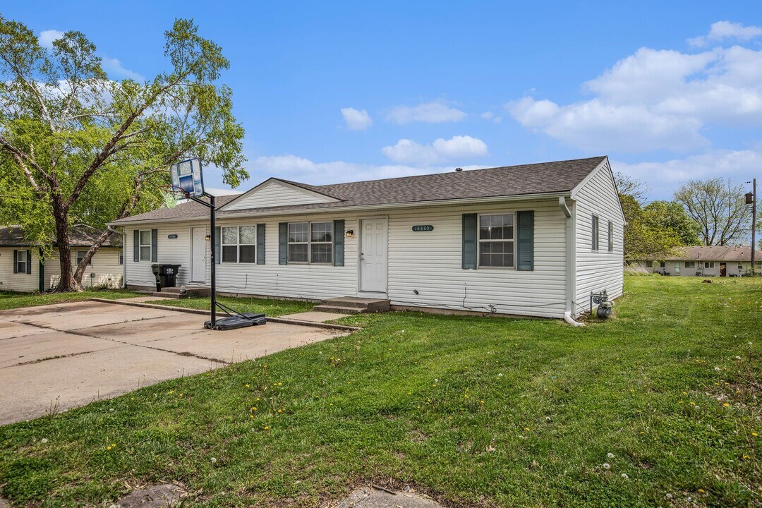18856 E Wigwam Pl in Independence, MO - Building Photo